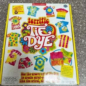 New in Box Terrific Tie Dye kit. Ages 5 and up